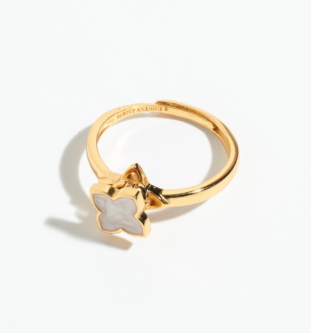 Anxiety ring white flower in 18k gold